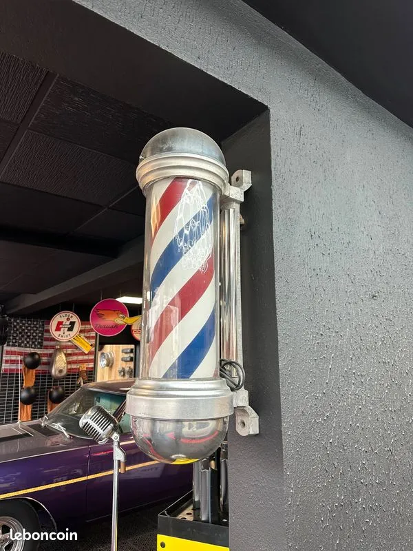Barber pole William Marvy en métal avec cylindre rayé rouge, blanc et bleu
