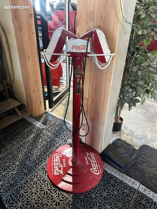 Borne Drive-In Coca-Cola rouge avec deux microphones blancs