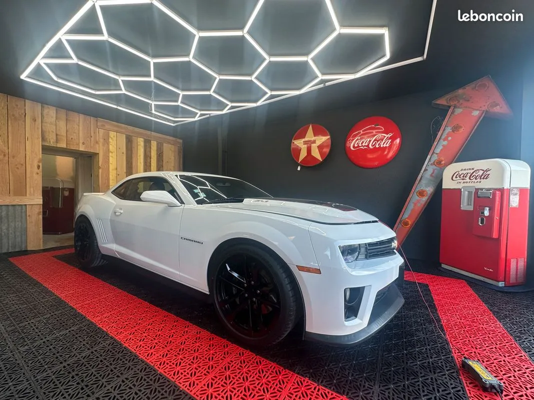 Chevrolet Camaro ZL1 blanche de 2015 photographiée dans l’atelier