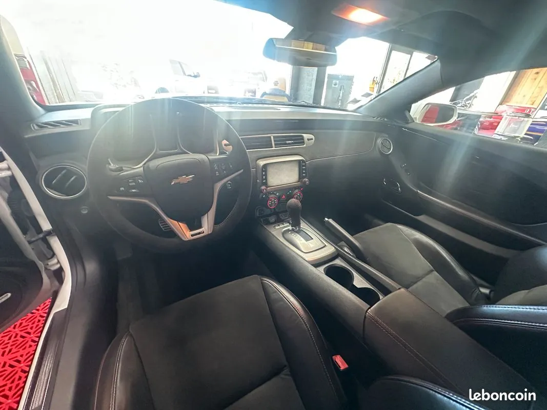 Poste de conduite noir de la Chevrolet Camaro ZL1