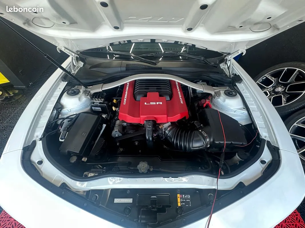 Moteur LSA Supercharged rouge de la Chevrolet Camaro ZL1 blanche