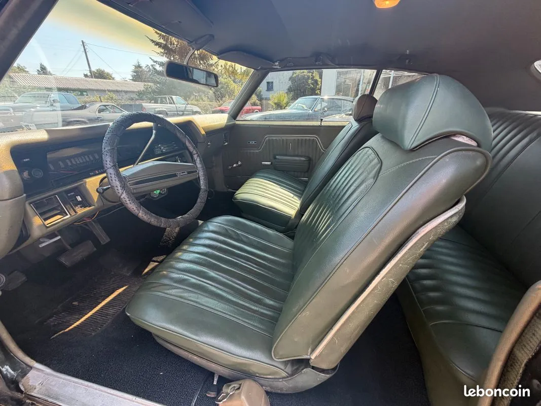 Habitacle vert avec sièges avant et banquette de la Chevrolet Chevelle SS350