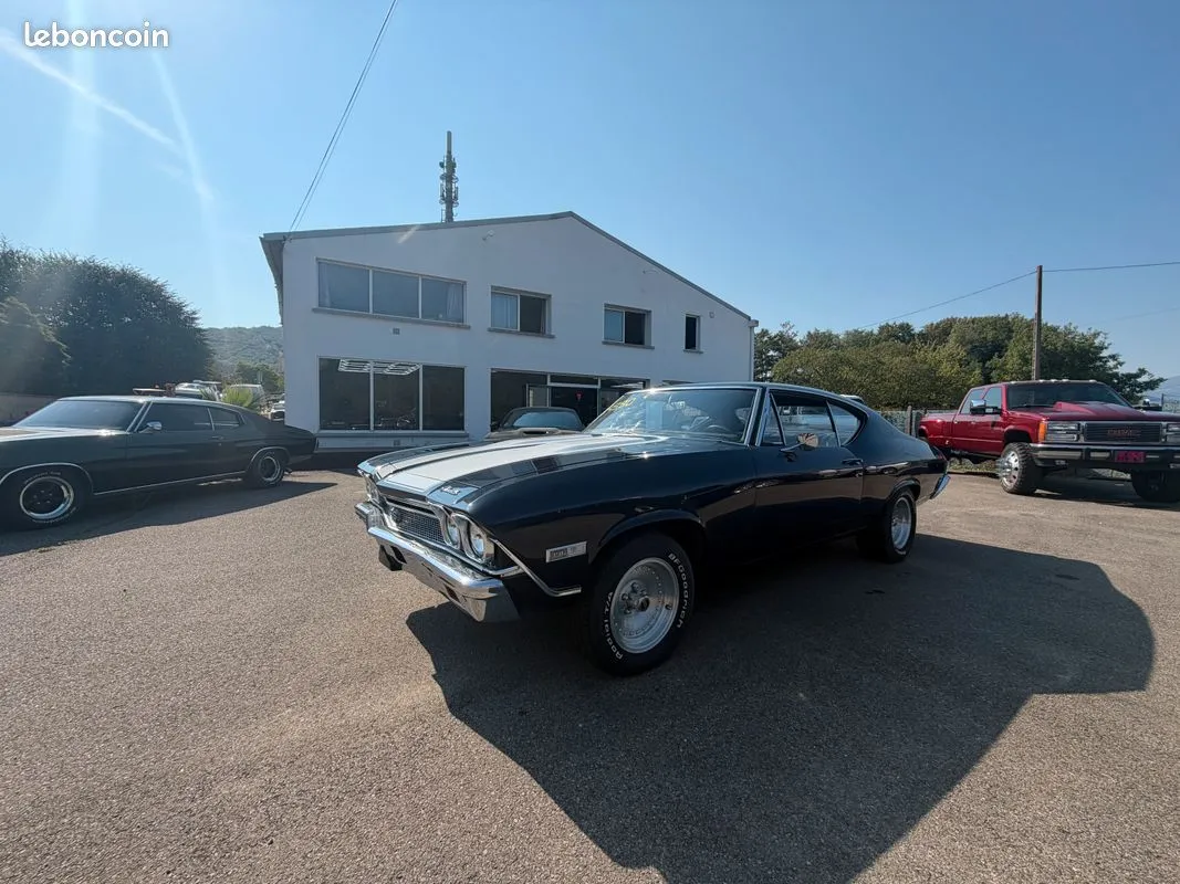 Chevrolet Chevelle SS396 bleu foncé de 1968 avec bandes blanches, vue de trois quarts avant