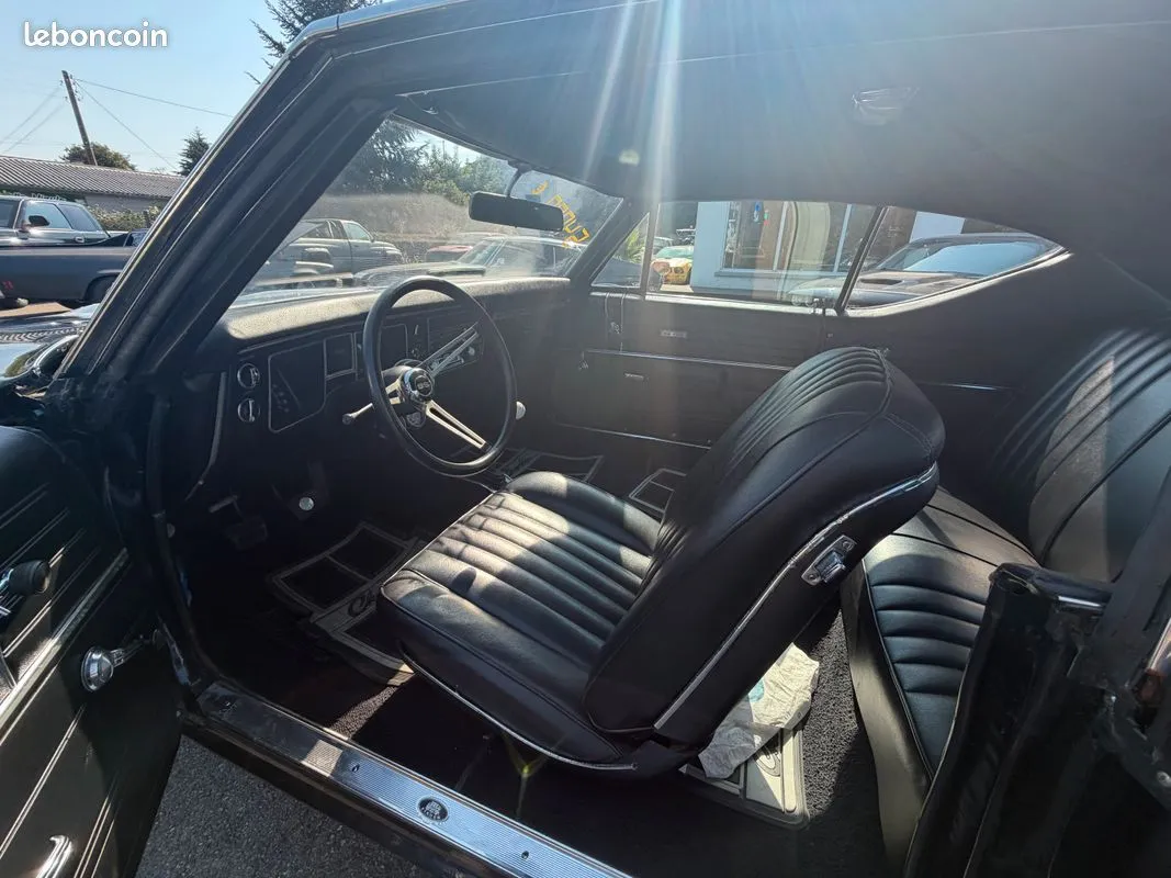 Habitacle noir et boîte manuelle de la Chevrolet Chevelle SS396
