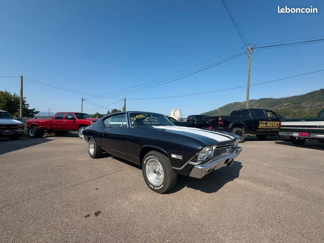 Chevrolet Chevelle SS396 bleu foncé photographiée de profil avant