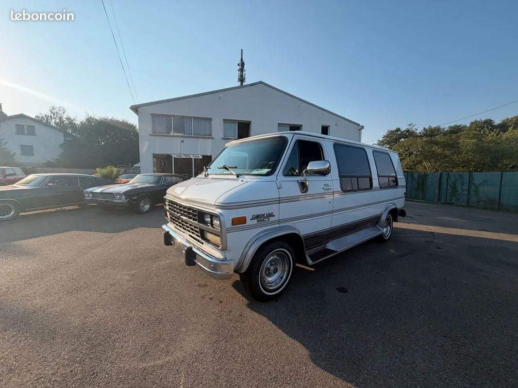 Chevrolet G20 Advantage blanc de 1993 photographié de trois quarts avant