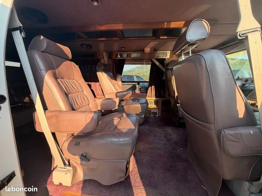 Rangée de sièges individuels en cuir brun dans le Chevrolet G20 Advantage