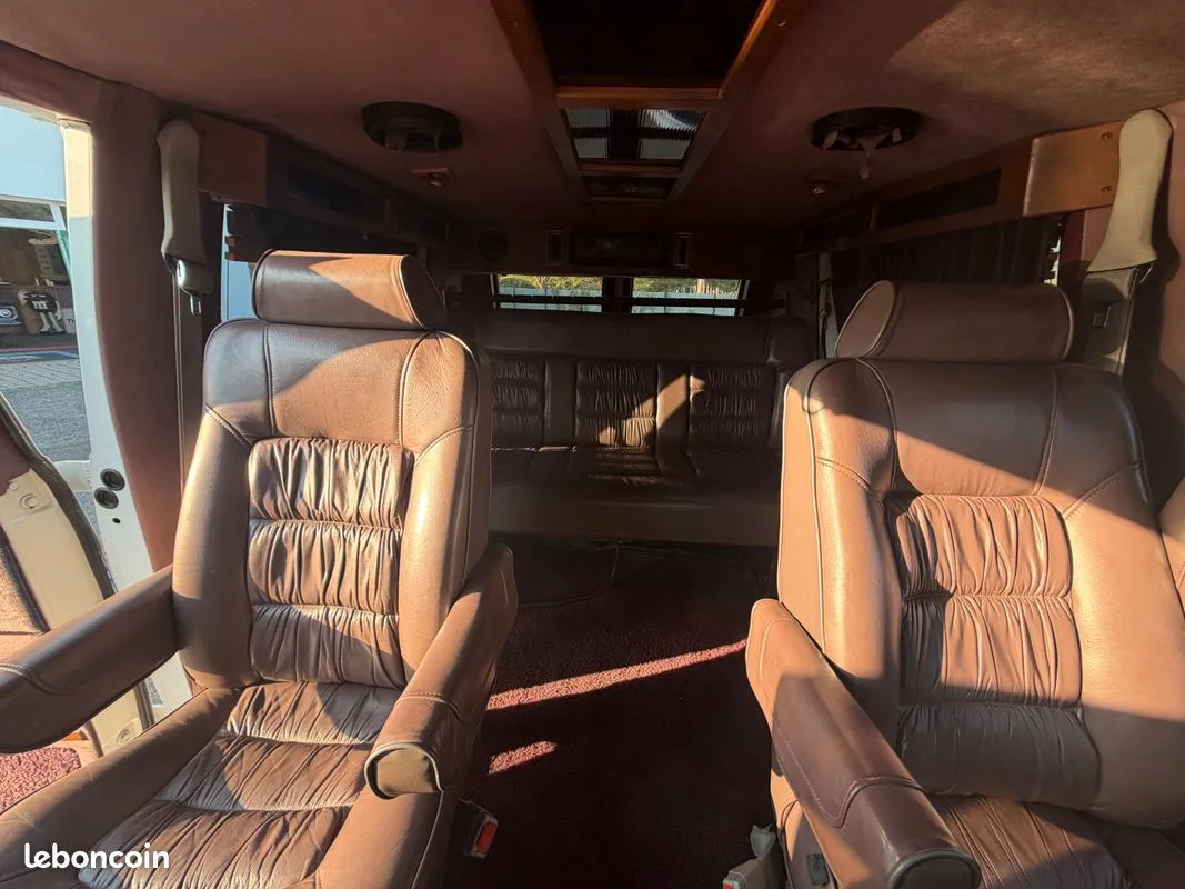 Sièges individuels et banquette arrière en cuir brun du Chevrolet G20 Advantage