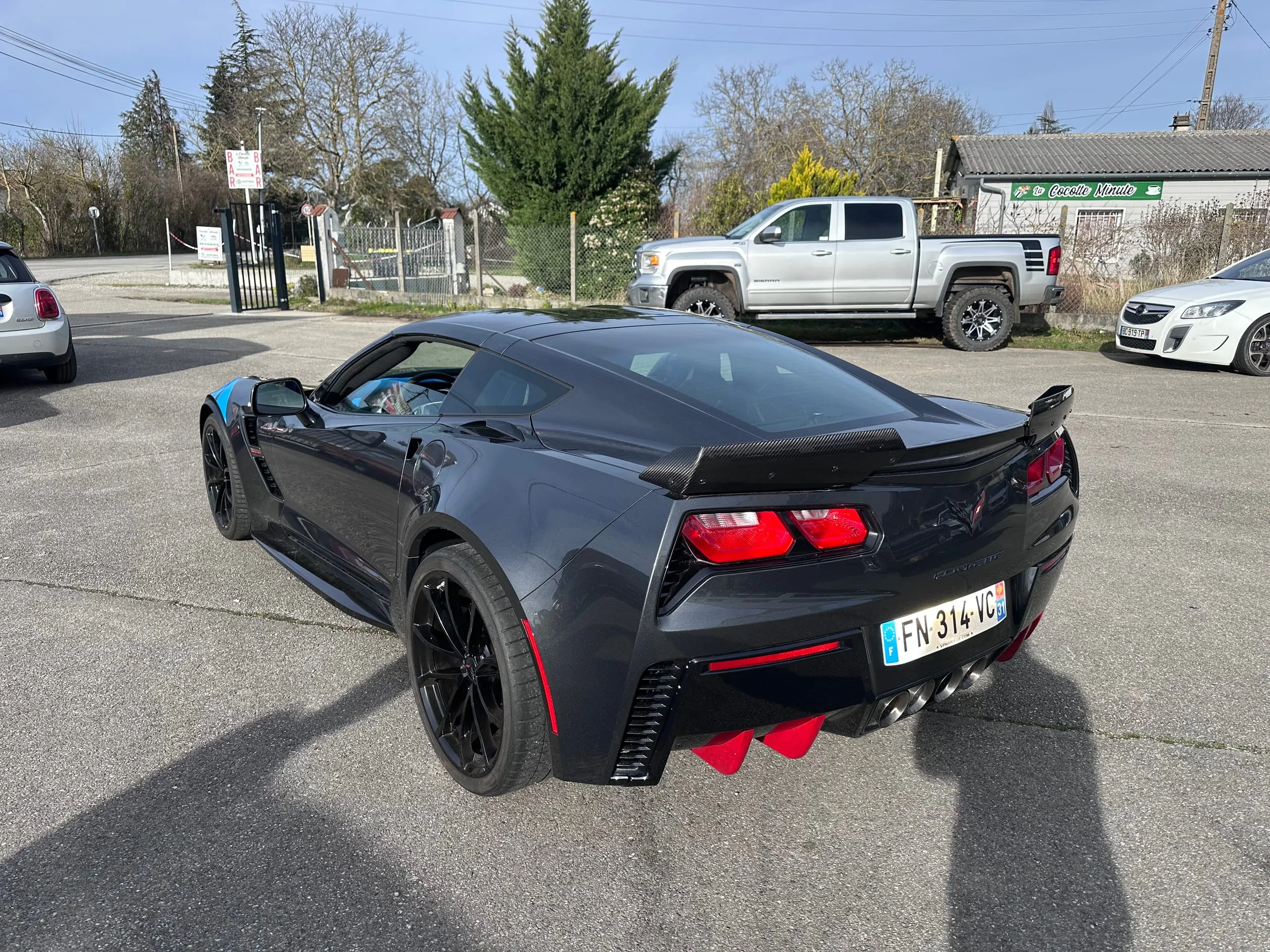 Chevrolet Corvette C7 Grand Sport gris anthracite vue de trois quarts arrière