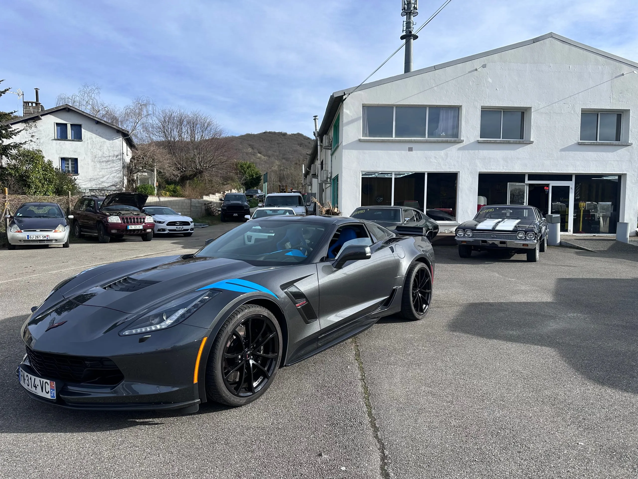 Chevrolet Corvette C7 Grand Sport gris anthracite avec accents bleus vue de trois quarts avant
