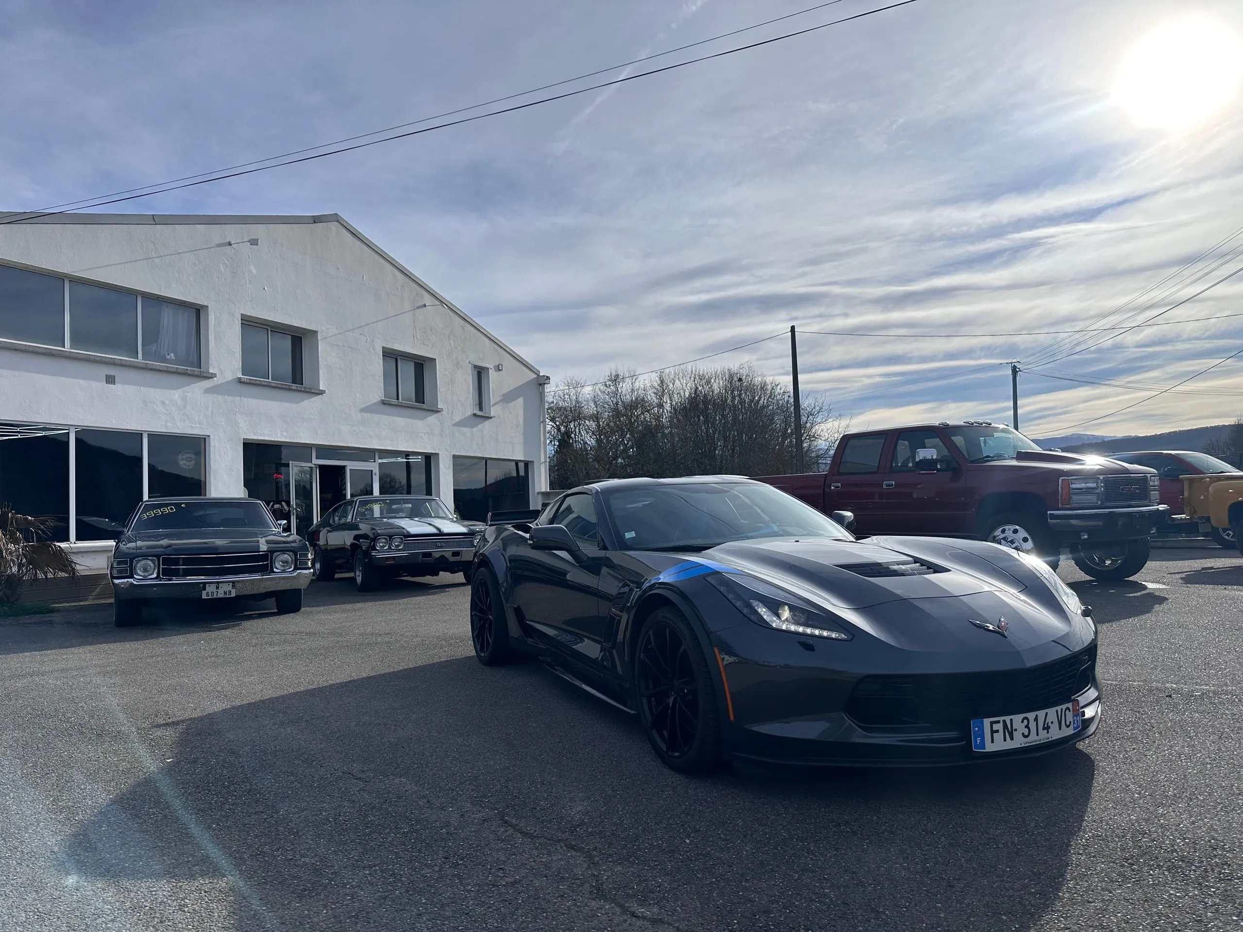 Corvette C7 Grand Sport gris anthracite photographiée de face sur le parc