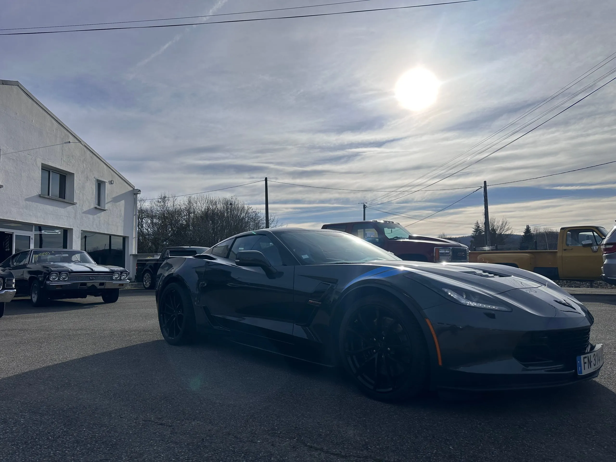 Vue latérale avant de la Corvette C7 Grand Sport gris anthracite