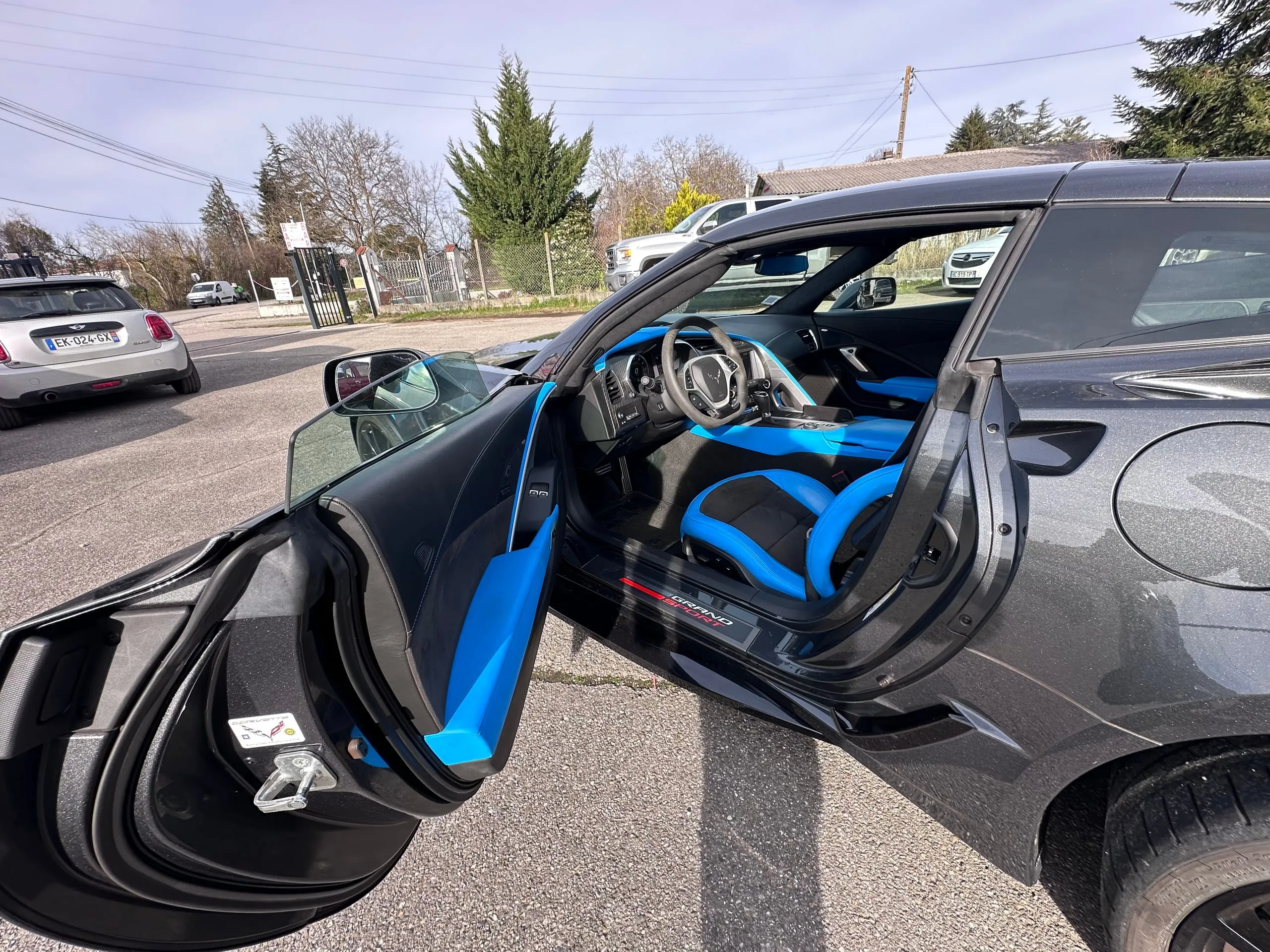 Habitacle noir et bleu de la Corvette C7 Grand Sport photographié portes ouvertes