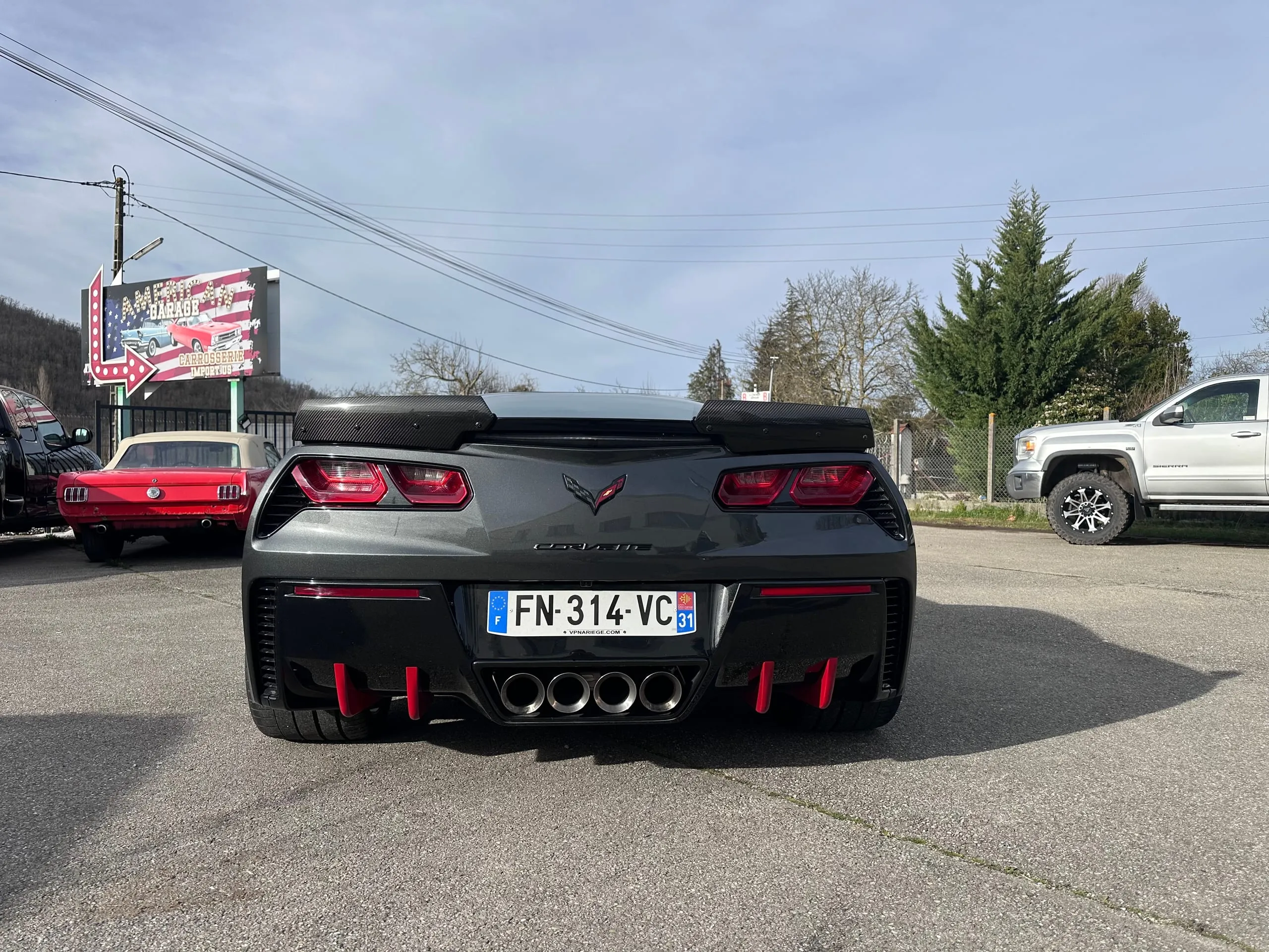 Vue arrière de la Corvette C7 Grand Sport avec aileron noir et diffuseur rouge