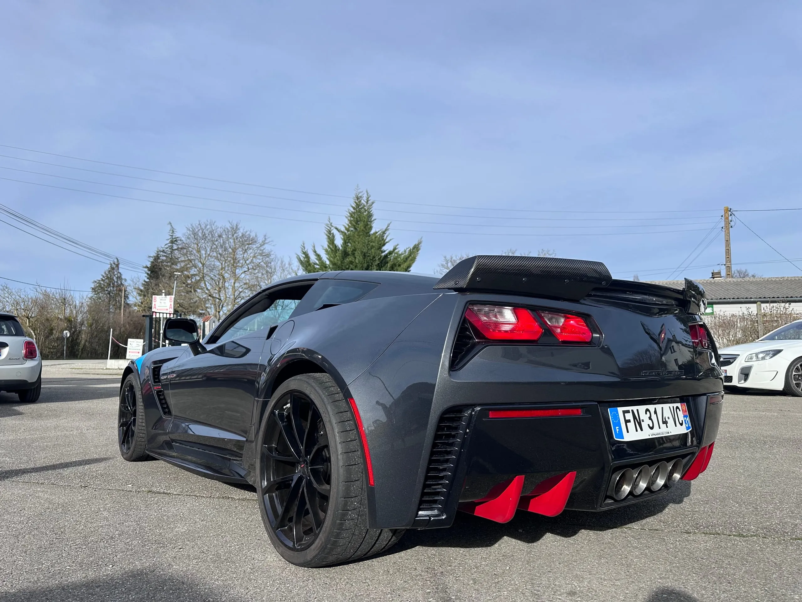 Profil arrière de la Corvette C7 Grand Sport avec jantes noires