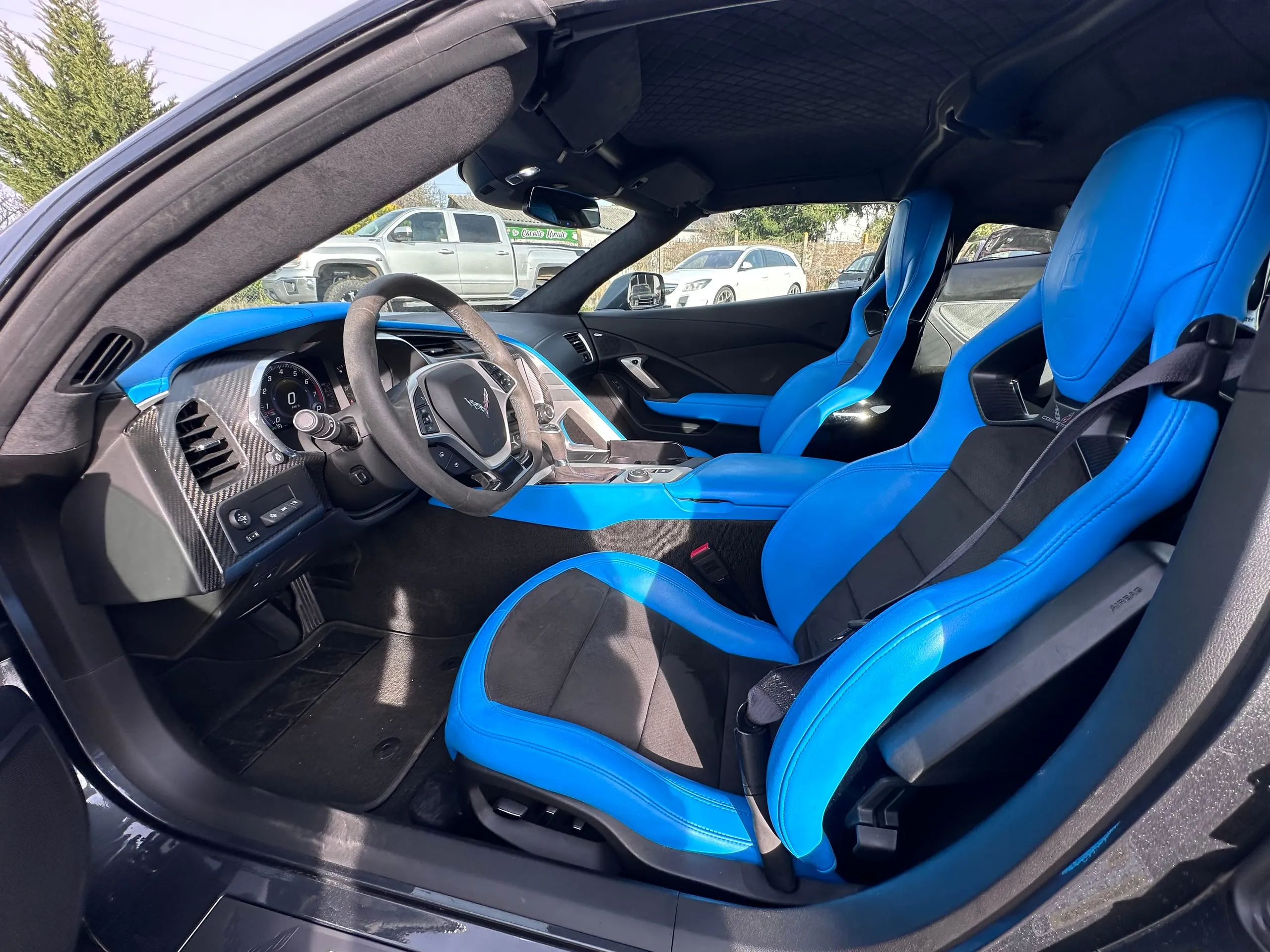 Sellerie spécifique en Alcantara noir et cuir bleu de la Corvette C7 Grand Sport