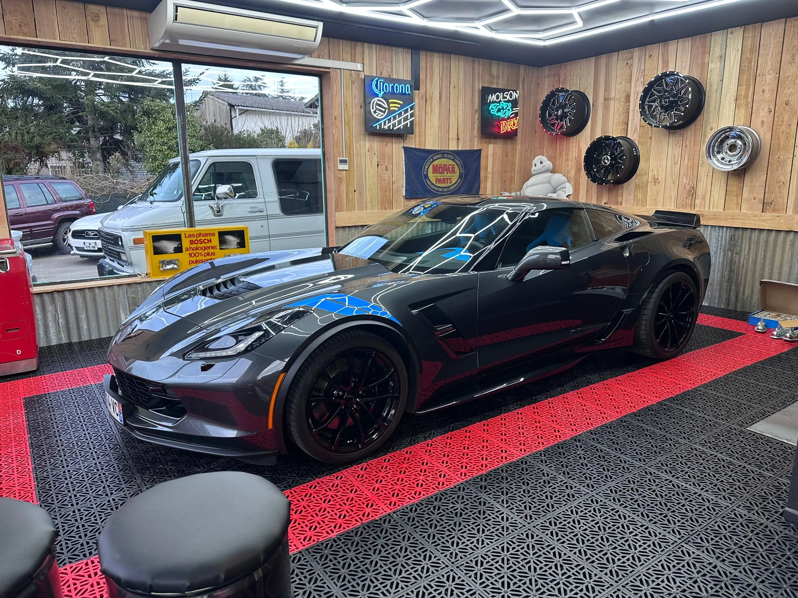 Chevrolet Corvette C7 Grand Sport gris anthracite exposée dans le showroom