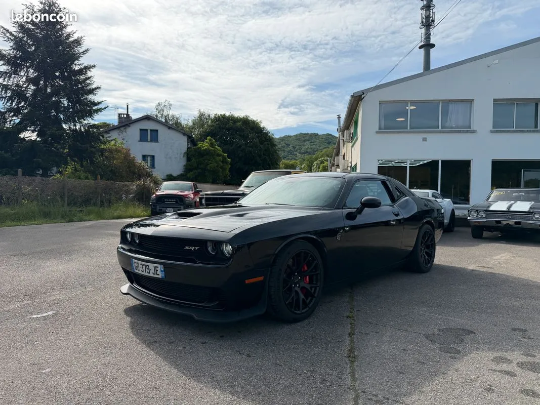 Dodge Challenger SRT Hellcat noire de 2016 photographiée de trois quarts avant