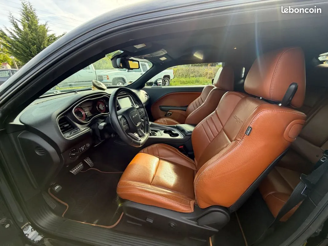 Poste de conduite et sièges avant en cuir brun de la Dodge Challenger SRT Hellcat