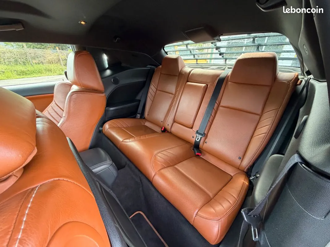 Banquette arrière en cuir brun de la Dodge Challenger SRT Hellcat
