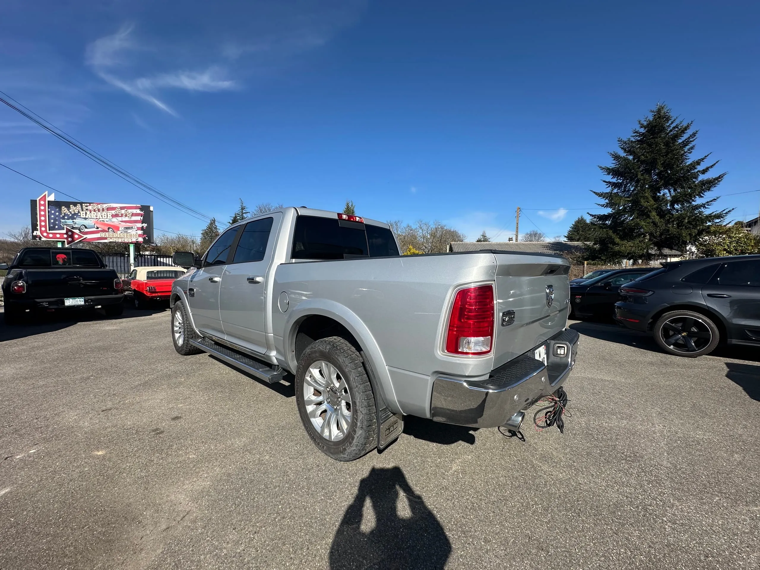 Dodge Ram Longhorn gris argent de 2017 vu de trois quarts arrière