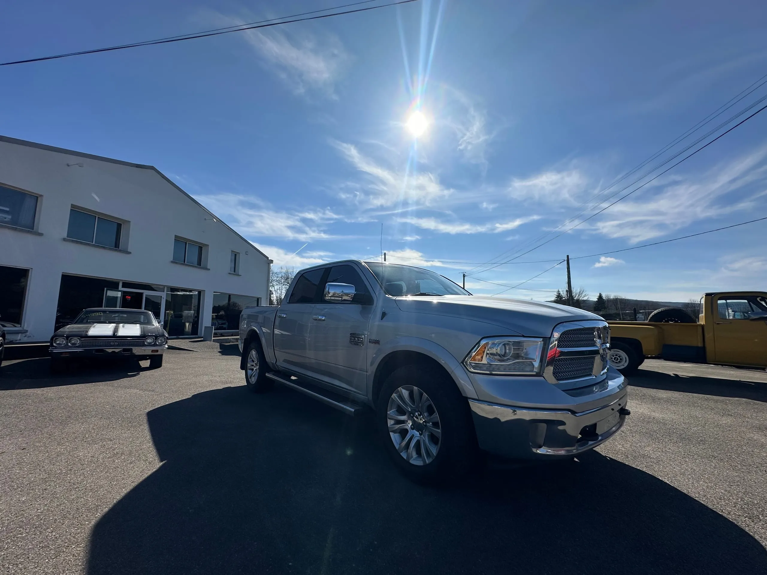 Dodge Ram Longhorn gris argent de 2017 photographié de trois quarts avant