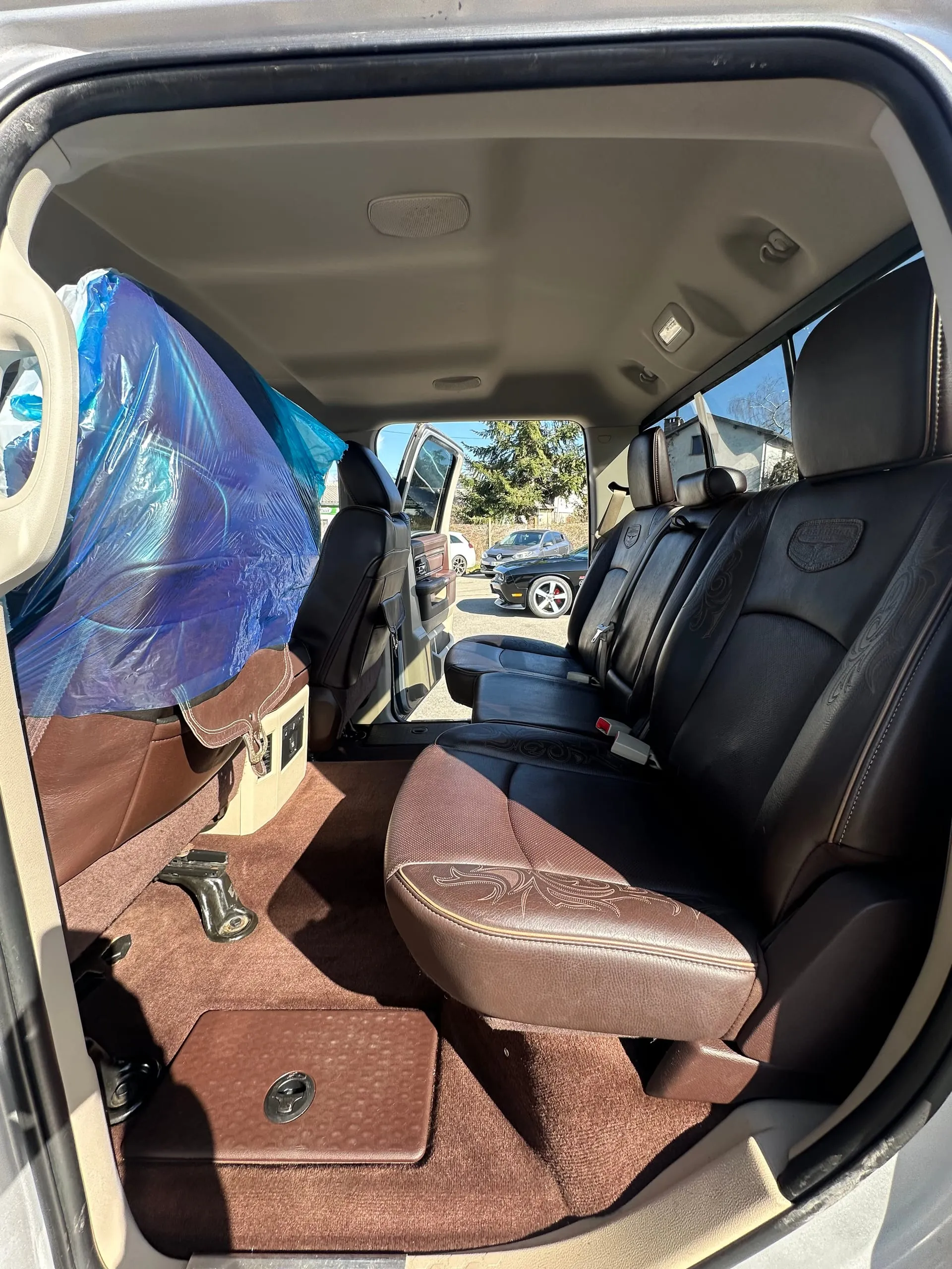 Banquette arrière en cuir noir et brun brodé du Dodge Ram Longhorn