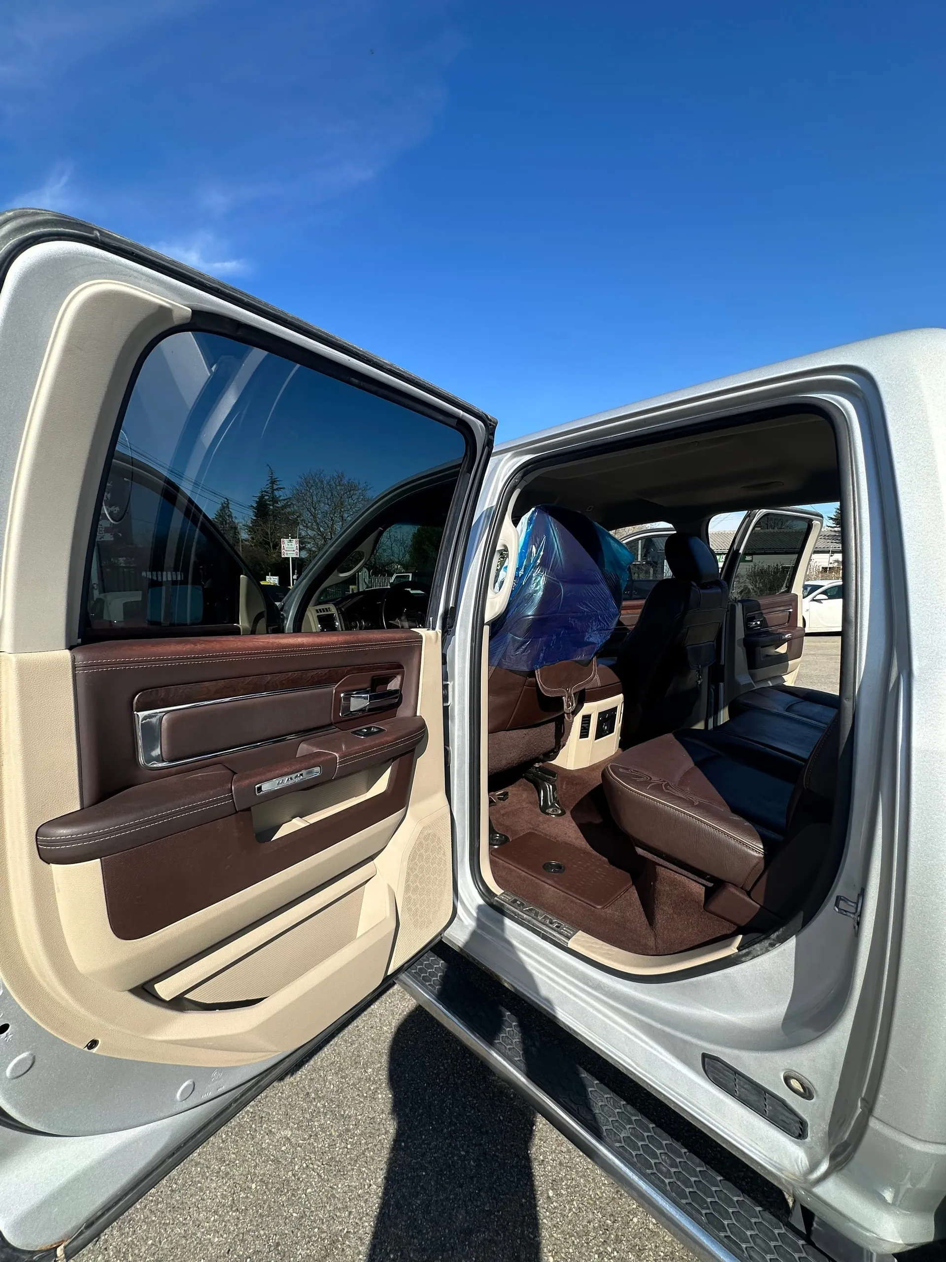 Habitacle arrière brun et beige du Dodge Ram Longhorn avec portes ouvertes