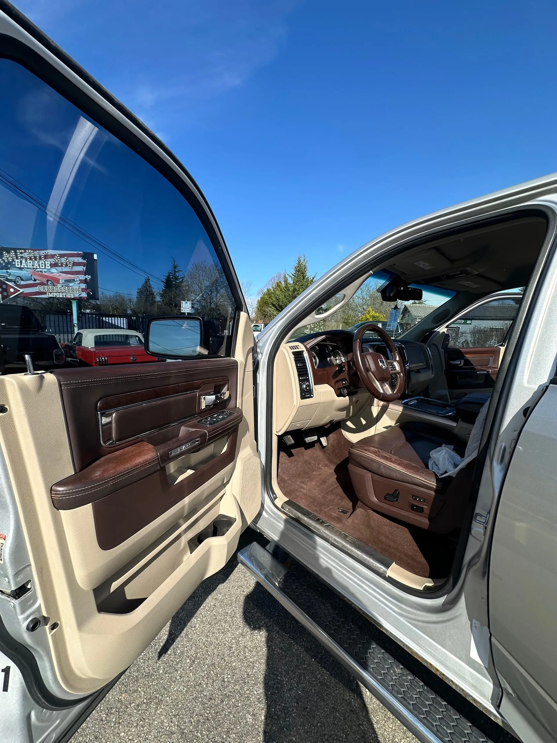 Porte avant ouverte et habitacle brun et beige du Dodge Ram Longhorn