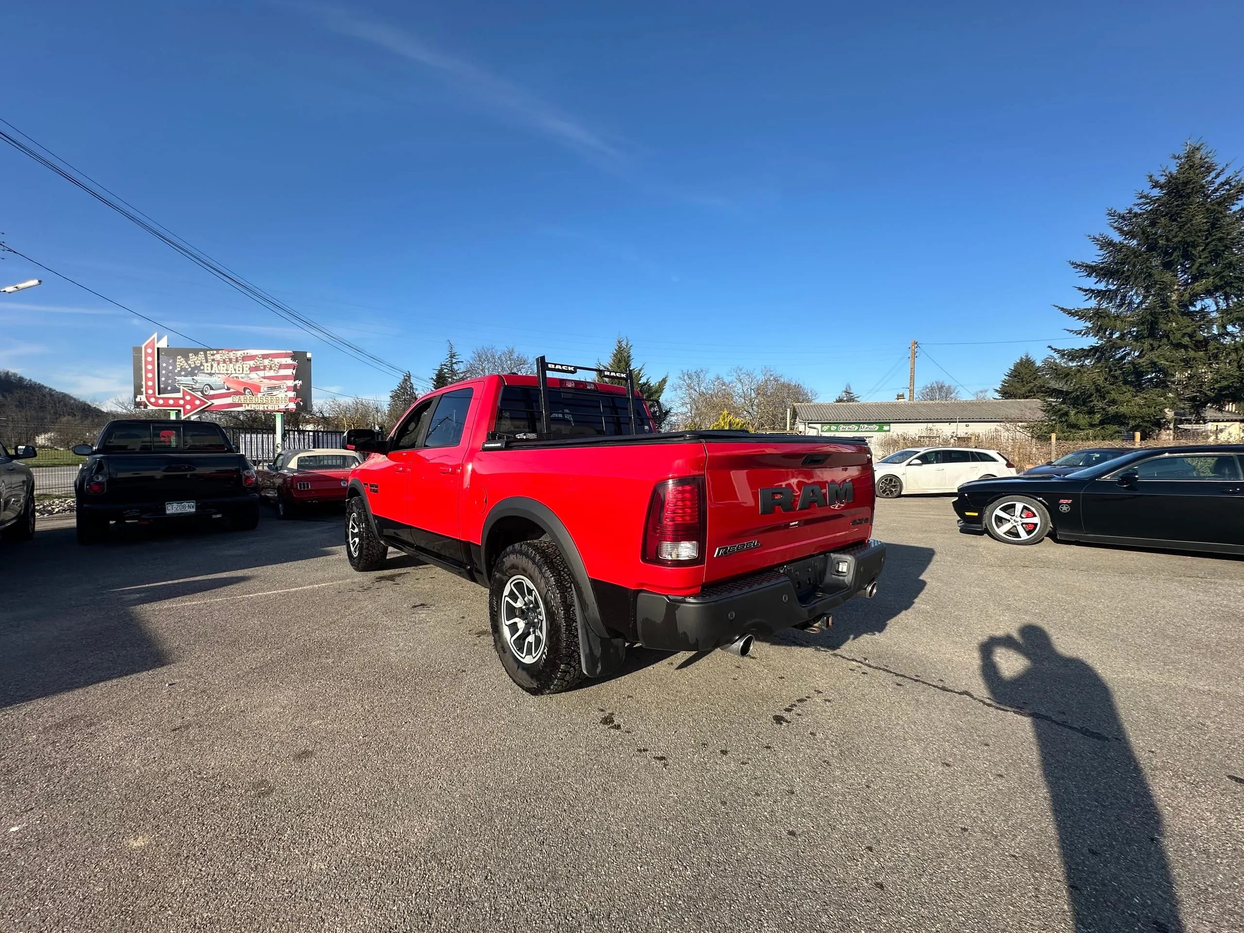 Dodge Ram Rebel rouge de 2016 vu de trois quarts arrière