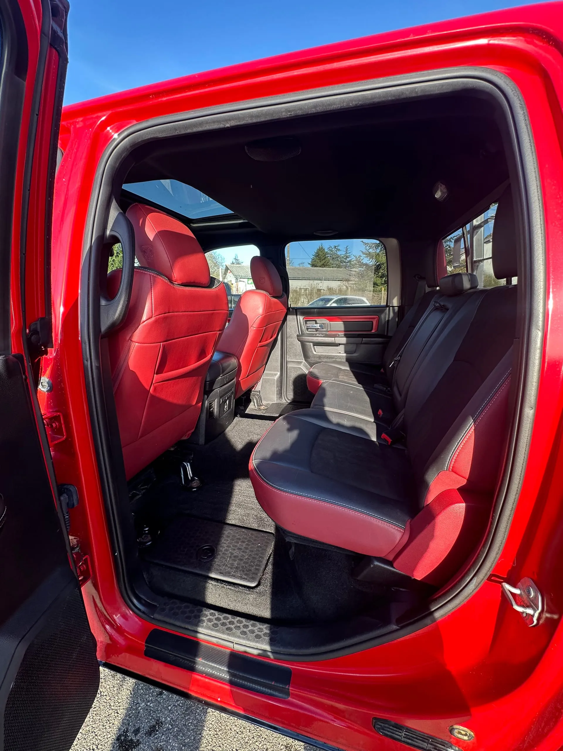 Banquette arrière noire et rouge du Dodge Ram Rebel