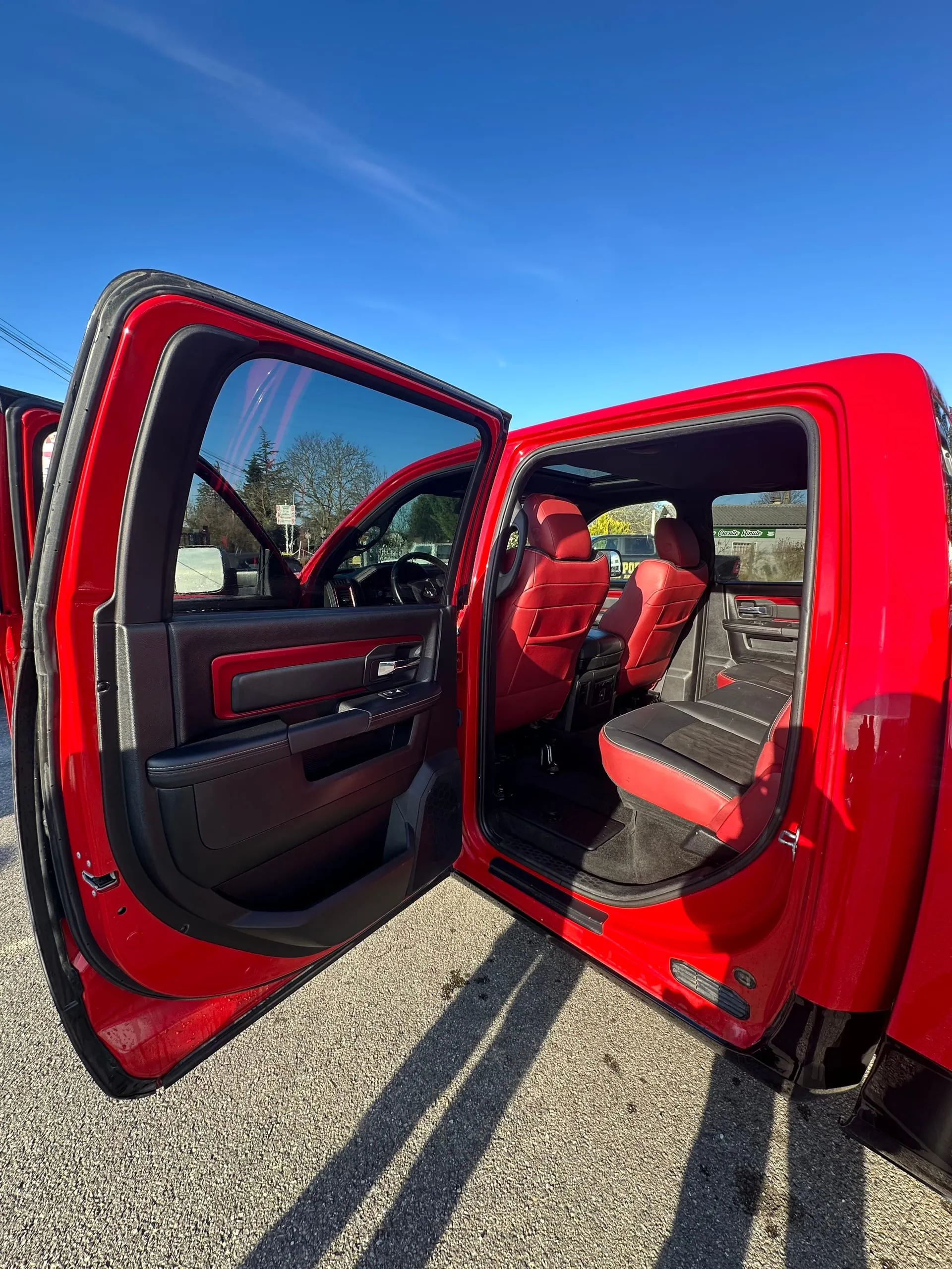 Habitacle noir et rouge du Dodge Ram Rebel photographié portes ouvertes