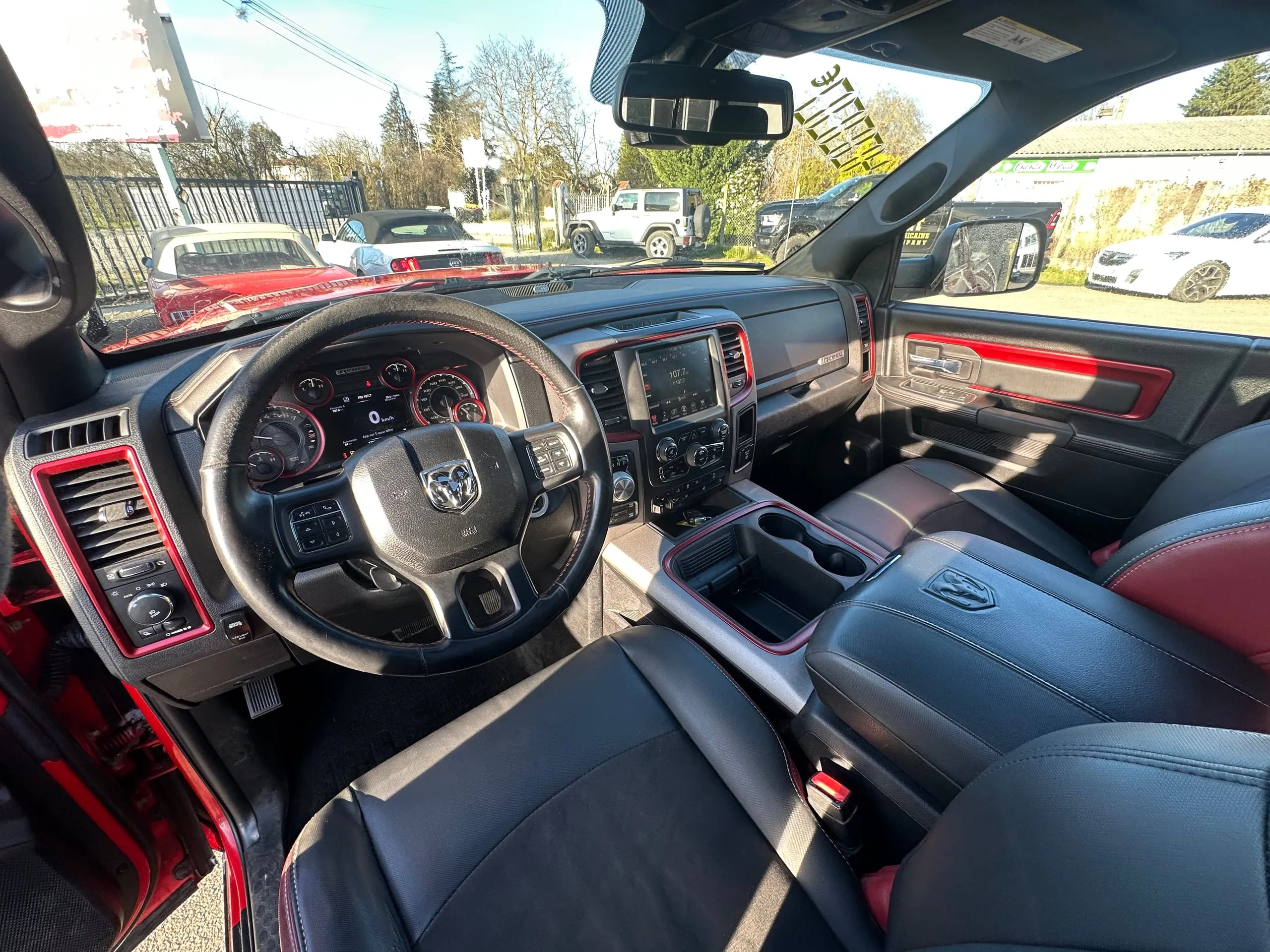 Poste de conduite noir et rouge du Dodge Ram Rebel avec écran central