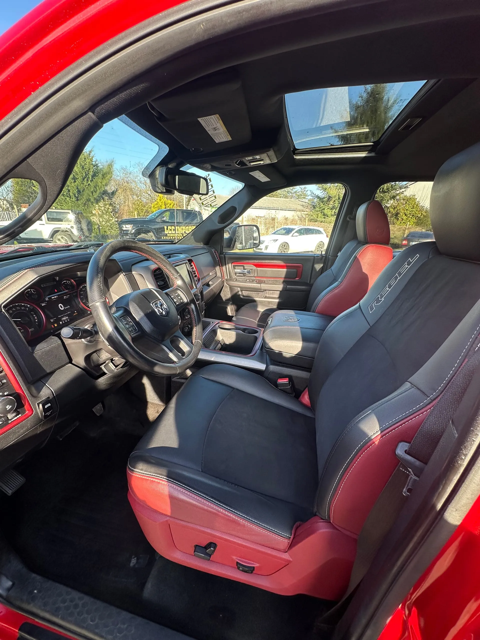 Sièges avant semi-cuir noirs et rouges du Dodge Ram Rebel sous le toit ouvrant
