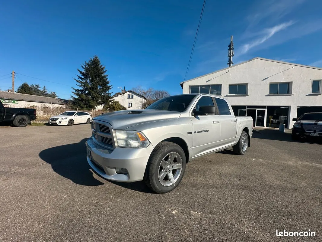 Dodge Ram 1500 Sport gris de 2011 photographié de trois quarts avant