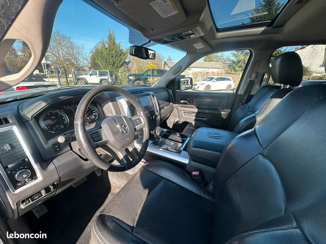 Poste de conduite, sièges noirs et toit ouvrant du Dodge Ram 1500 Sport gris
