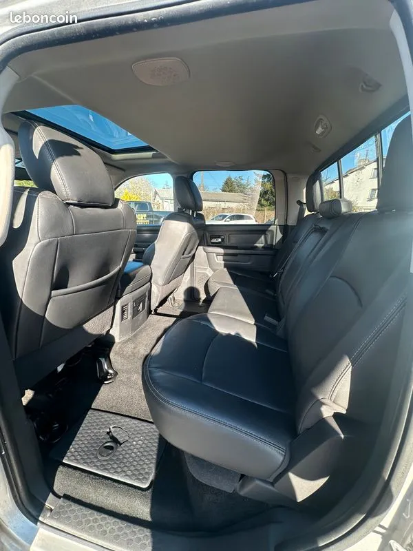 Banquette arrière noire du Dodge Ram 1500 Sport gris