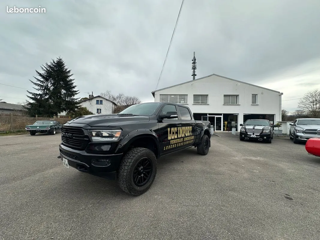 Dodge Ram 1500 Sport noir de 2020 photographié de trois quarts avant