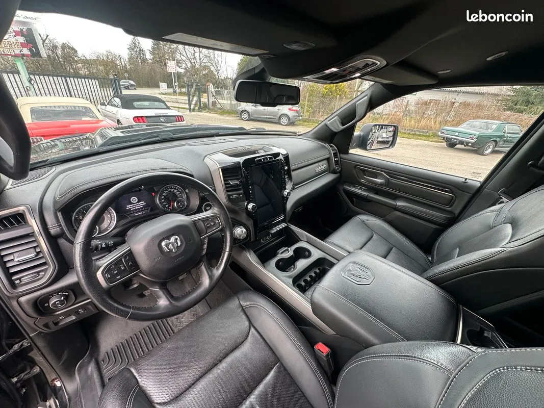 Poste de conduite et sièges avant noirs du Dodge Ram 1500 Sport