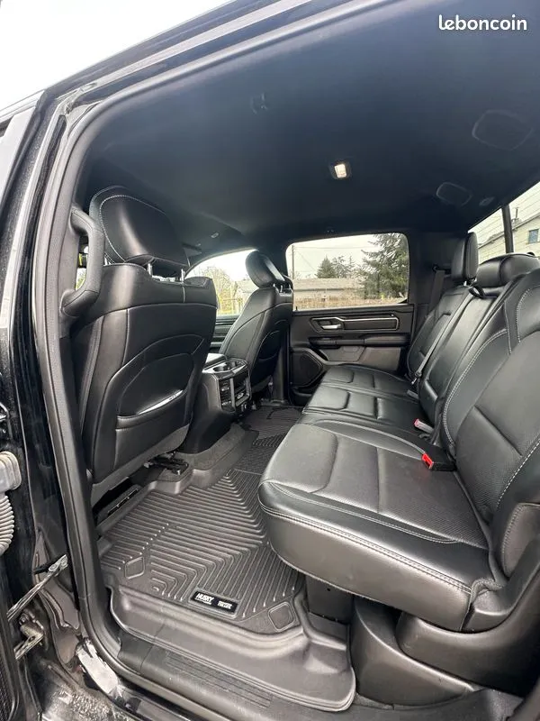 Banquette arrière en cuir noir du Dodge Ram 1500 Sport