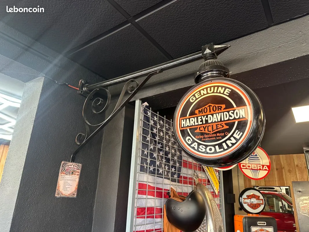 Enseigne ronde Harley-Davidson Gasoline suspendue à une potence noire