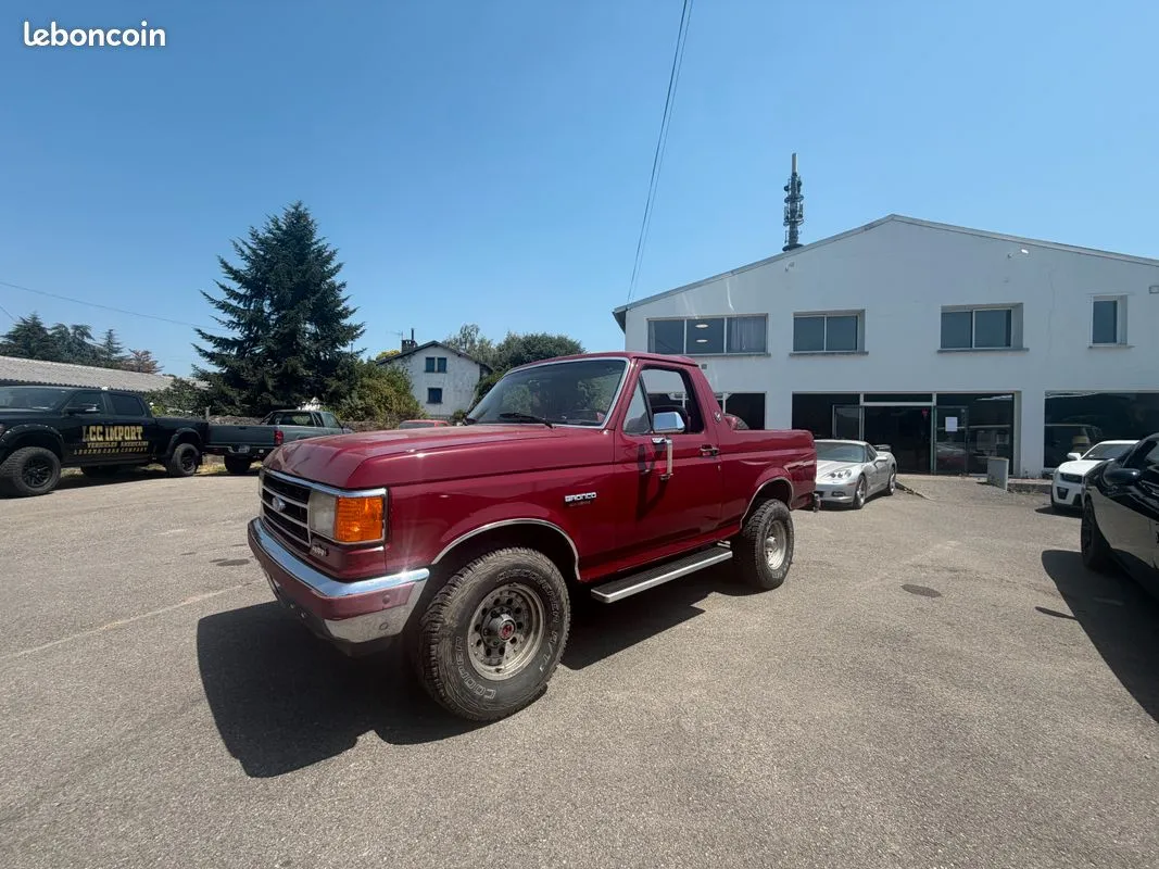 Ford Bronco Silver Anniversary bordeaux de 1991 photographié de trois quarts avant