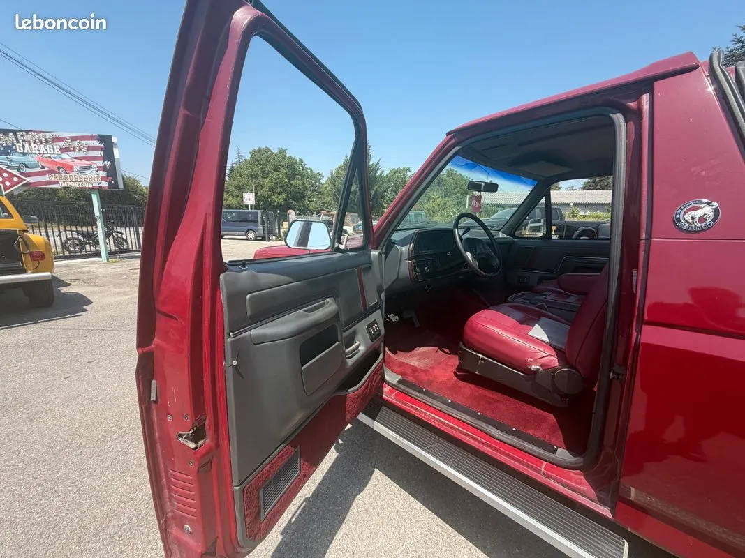 Poste de conduite et sellerie bordeaux du Ford Bronco Silver Anniversary