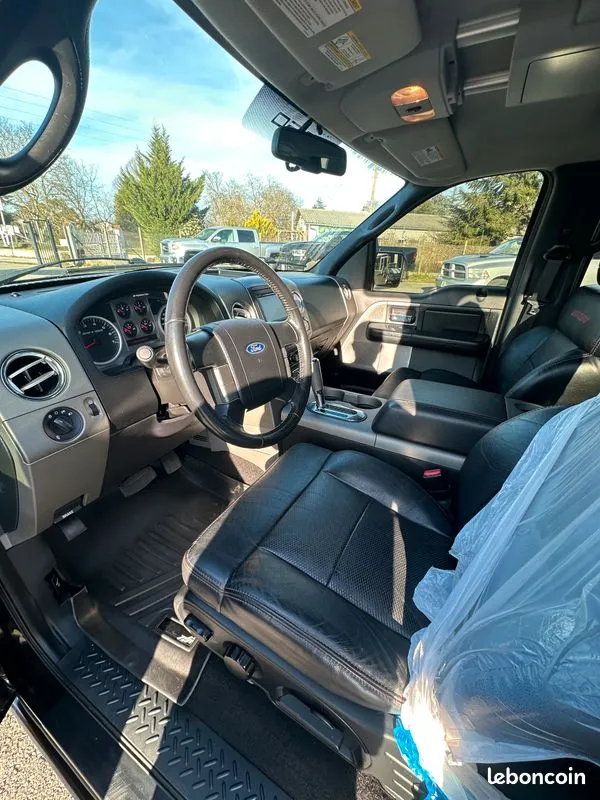 Poste de conduite et sièges noirs du Ford F-150 Foose Edition