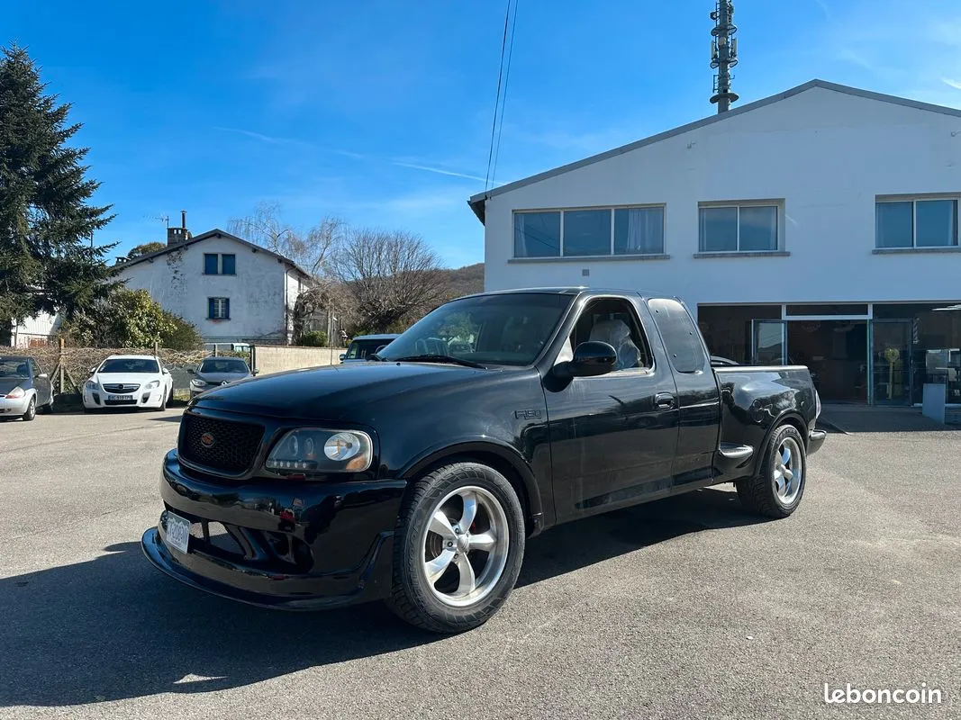 Ford F-150 Lightning Pack noir de 2003 photographié de trois quarts avant