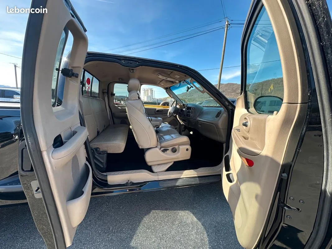 Habitacle beige du Ford F-150 Lightning Pack avec portes ouvertes
