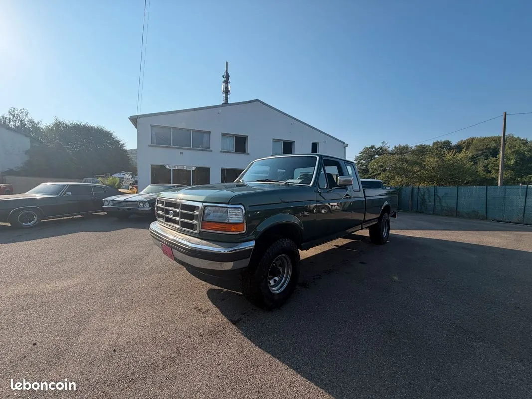 Ford F-150 XLT vert de 1992 avec cabine étendue et benne longue, vu de trois quarts avant