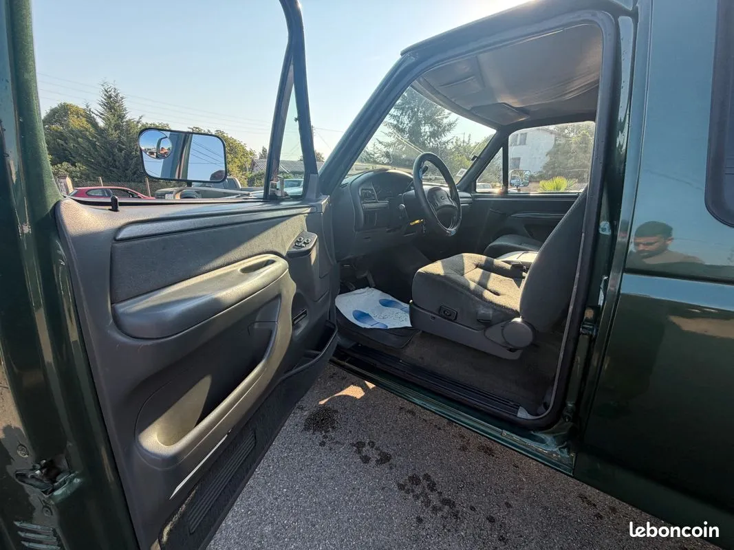 Poste de conduite gris du Ford F-150 XLT vert