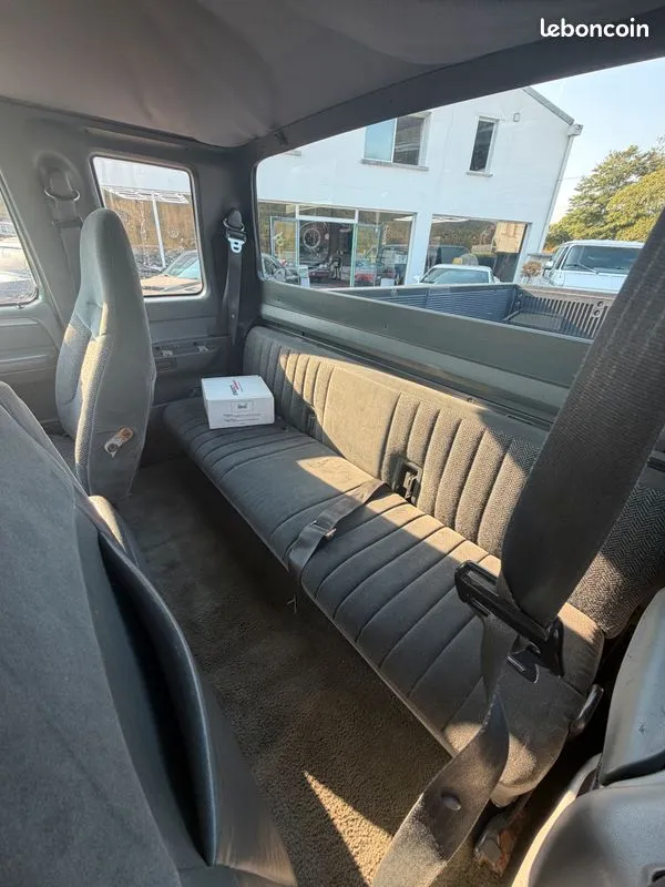 Banquette arrière grise de la cabine étendue du Ford F-150 XLT