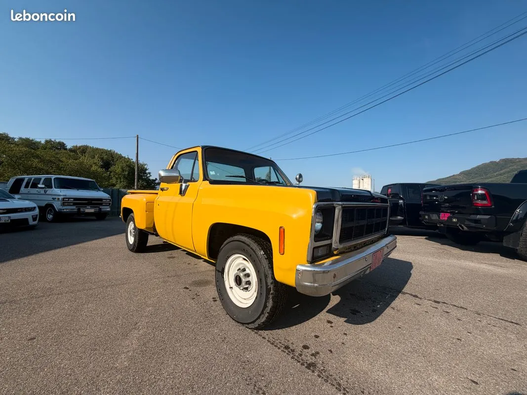 GMC C2500 Heavy Duty Stepside jaune et noir de 1979 vu de trois quarts avant